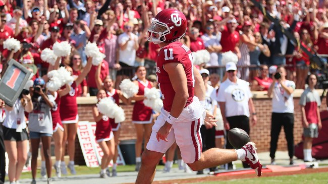 Oklahoma QB Jackson Arnold runs the football for the Sooners.