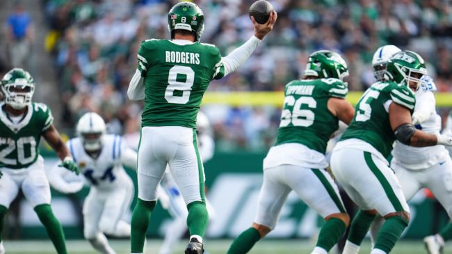 aaron rodgers throwing a pass for the jets