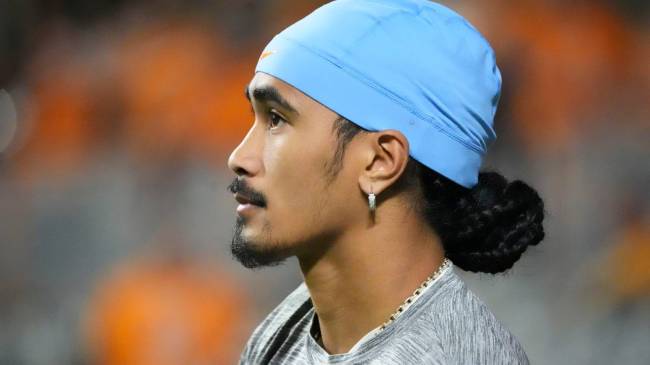 Tennessee QB Nico Iamaleava warms up