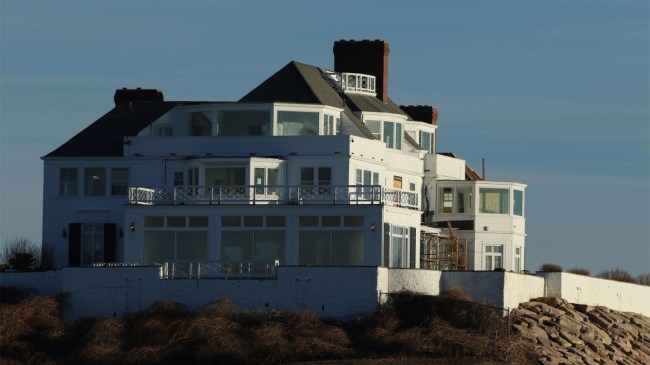 Taylor-Swift-oceanfront-mansion-in-Watch-Hill-section-of-Westerly-Rhode-Island