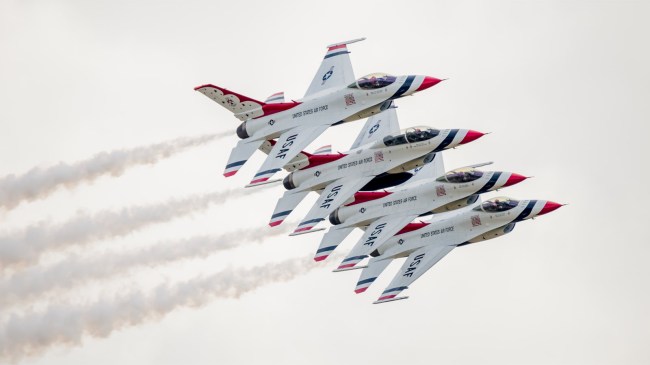 USAF-F-16-Thunderbirds-in-Tight-Formation