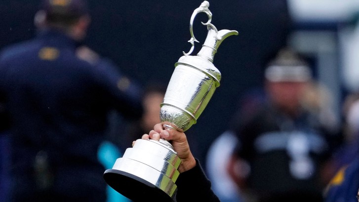 Xander Schauffele holding up the Claret Jug